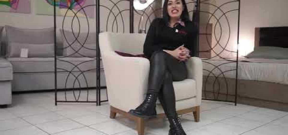 Πολυθρονάκι με ξύλινα πόδια Πολυθρόνα σαλονιού με ανατομική πλάτη και ξύλινα πόδια, σε άσπρο χρώμα.