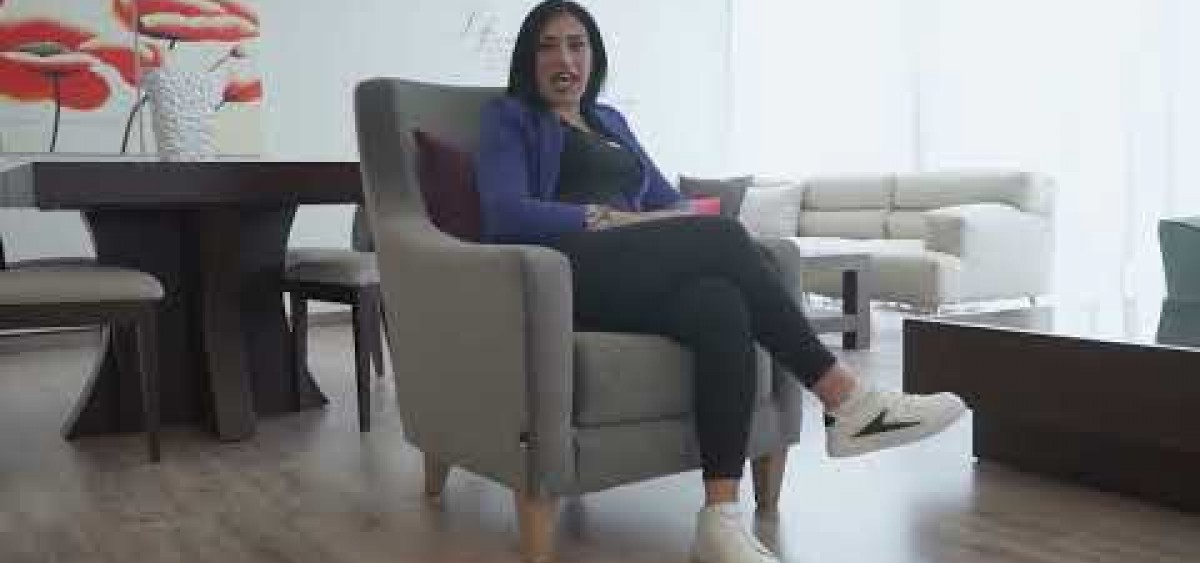 Μοντέρνα πολυθρόνα Magic σε σύγχρονο σαλόνι, με ψηλά πόδια και ανατομική πλάτη, κάθισμα από λάστιχο 6000 και κατασκευή από μασίφ οξιά με 15ετή εγγύηση