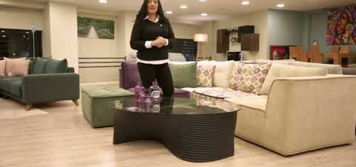 μοντέρνο τραπεζάκι σαλονιού wave με λάκα και τζάμι σε σχήμα οβάλ