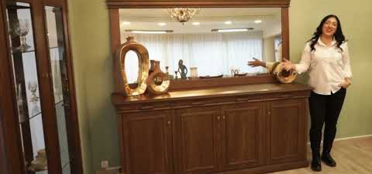 κλασικός μπουφές σε οξιά με σκαλιστές ξύλινες λεπτομέρειες και μεγάλο αναλογικό καθρέφτη