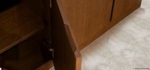 Λεπτομέρεια πόρτας του μπουφέ Sky που αναδεικνύει την προσεγμένη ξύλινη κατασκευή