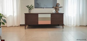 Λεπτομέρεια καπακιού μπουφέ Terra σε καρυδί απόχρωση με φυσικό καπλαμά ξύλου, στρογγυλεμένες άκρες και υψηλή ποιότητα κατασκευής για μοντέρνο σαλόνι