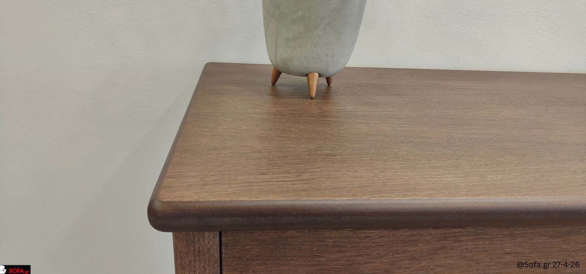 Λεπτομέρεια καπακιού μπουφέ Terra σε καρυδί απόχρωση με φυσικό καπλαμά ξύλου, στρογγυλεμένες άκρες και υψηλή ποιότητα κατασκευής για μοντέρνο σαλόνι