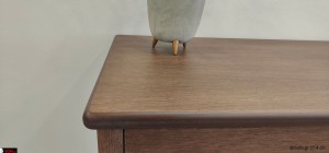 Πλαϊνή λεπτομέρεια μπουφέ Terra με μασίφ στοιχεία και καπλαμά ξύλου σε καρυδί απόχρωση, ιδανικός για σύγχρονο και κομψό σαλόνι