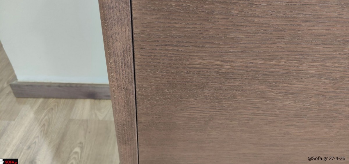 Λεπτομέρεια καπακιού μπουφέ Terra σε καρυδί απόχρωση με φυσικό καπλαμά ξύλου, στρογγυλεμένες άκρες και υψηλή ποιότητα κατασκευής για μοντέρνο σαλόνι