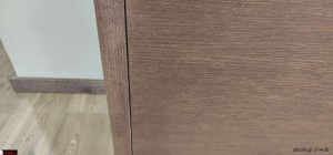 Μπουφές Terra σε καρυδί απόχρωση με ψηλά πόδια και minimal σχεδιασμό, ιδανικός για σύγχρονο σαλόνι με πρακτική αποθήκευση και κομψή αισθητική