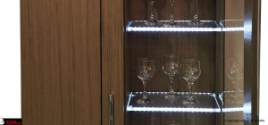Μοντέρνα βιτρίνα με ραφια απο τζάμι και φωτισμό led