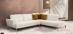  Κρεμ γωνιακός καναπές Harmony  με ξύλινα πόδια σε σαλόνι με μπεζ αποχρώσεις και μίνιμαλ διακόσμηση