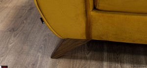 Ξύλινο μασίφ πόδι τριθέσιου καναπέ Onar – λεπτομέρεια ποιοτικής ελληνικής κατασκευής