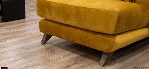 Λεπτομέρεια καθίσματος γωνιακού καναπέ Onar με άνετα μαξιλάρια και βελούδινη υφή