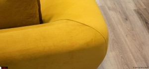 Βελούδινη επένδυση τριθέσιου καναπέ Onar σε μουσταρδί χρώμα – premium ύφασμα σαλονιού