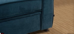 Λεπτομέρεια από το μπράτσο του καναπέ, που αναδεικνύει τη ραφή και την υφή του υφάσματος. Υψηλή ποιότητα κατασκευής και minimal αισθητική.