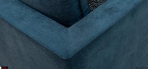 Πλάγια και πίσω όψη γωνιακού καναπέ με σκούρο μπλε ύφασμα και ξύλινο δάπεδο.