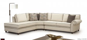 Κλασικός γωνιακός καναπές με ύφασμα στη βάση και στα μαξιλάρια και διακόσμηση με φιλέτα