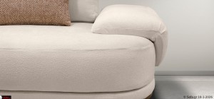 Λεπτομέρεια καθίσματος τριθέσιου καναπέ Symmetry με μπουκλέ υφή, καμπύλη βάση και μασίφ μπάζα, σχεδιασμένος για σταθερότητα και άνεση με 15ετή εγγύηση ποιότητας