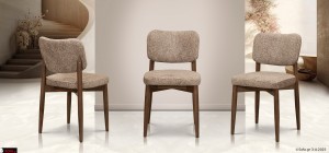 Καρέκλα Athens με υφασμάτινη επένδυση σε γήινο καφέ και ξύλινη βάση – μπροστινή, πλάγια και προφίλ λήψη.