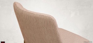  Πίσω και πλάγια όψη της πλάτης της καρέκλας Onar με ροζ επένδυση και ανάγλυφη ύφανση, σε φυσικό φωτισμό.