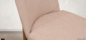 Κοντινή όψη του καθίσματος και της πλάτης της καρέκλας Onar με ροζ υφή, που δείχνει την πλούσια επένδυση και την αναπαυτική καμπύλη.