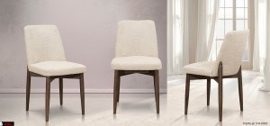 Καρέκλα Onar με bouclé ύφασμα σε μπεζ απόχρωση και ξύλινη βάση από μασίφ οξιά – εμπρόσθια, πλάγια και προφίλ λήψη.