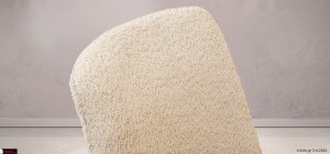 Πίσω όψη της καρέκλας Onar με επένδυση bouclé σε μπεζ απόχρωση και ελαφριά καμπυλότητα στην πλάτη για εργονομία.