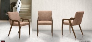 Καρέκλες τραπεζαρίας Symmetry με αφράτο υφασμάτινο κάθισμα, εργονομική πλάτη και σκελετό από μασίφ ξύλο οξιάς