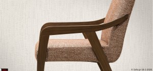 Πλάγια όψη καρέκλας Symmetry με αναπαυτικό κάθισμα, καμπύλα μπράτσα και σταθερά ξύλινα πόδια