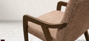 Καρέκλα τραπεζαρίας Symmetry με μασίφ ξύλινο μπράτσο οξιάς, αναπαυτικό αφράτο κάθισμα με υφασμάτινη επένδυση και εργονομική πλάτη για άνεση στα καθημερινά γεύματα