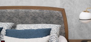 Λεπτομέρεια κεφαλαριού στο κρεβάτι Open με υφασμάτινη επένδυση και ξύλινο πλαίσιο.