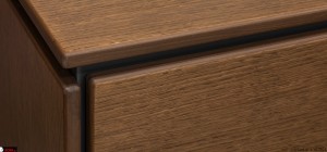 Λεπτομέρεια κομοδίνου Open με φυσική ξύλινη υφή και εργονομικό σχεδιασμό.