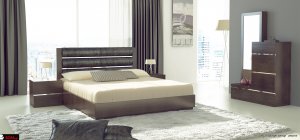 Κρεβατοκάμαρας wenge με inox λεπτομέρειες Κρεβάτι σε wenge χρωματισμό, με μαύρο τεχνόδερμα στην πλάτη. Τα κομοδίνα, η συρταριέρα και ο καθρέφτης είναι βέγκε με ίνοξ λεπτομέρειες.