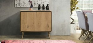 Μπουφές Open 120 εκ. σε φυσική απόχρωση ξύλου με μασίφ πόδια σε χιαστι σχημα και στρογγυλεμένες ακρες, compact διάσταση ιδανική για μικρούς χώρους, με καθαρή minimal αισθητική και άνετους αποθηκευτικούς χώρους