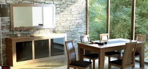 Έπιπλο σαλονιού σε προσφορά, με τζάμια στις πόρτες των ντουλαπιών του.