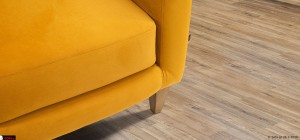 Ψηλά πόδια πολυθρόνας Magic από μασίφ οξιά που προσφέρουν κομψότητα και διευκολύνουν τον καθαρισμό στο σύγχρονο σαλόνι