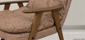 Πλαϊνή όψη πολυθρόνας Symmetry που αναδεικνύει τα στρογγυλεμένα μπράτσα, τον σκελετό από μασίφ οξιά και τα λοξά ξύλινα πόδια