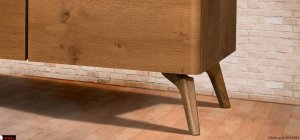 Λεπτομέρεια μασίφ ποδιού στον μπουφέ Prestige που προσφέρει σταθερότητα, αντοχή στον χρόνο και ευκολότερο καθαρισμό κάτω από το έπιπλο