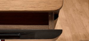 Design λεπτομέρειες μαύρης λάκας στον μπουφέ Prestige που προσθέτουν σύγχρονο χαρακτήρα και κομψή αντίθεση στο ξύλο