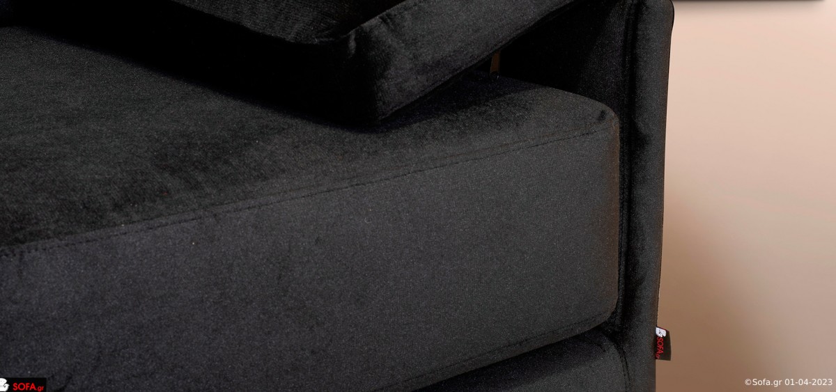 σαλόνι με ψηλό μεταλλικό ποδαράκι και λεπτό μπράτσο για να κερδίζετε περισσότερο ωφέλιμο κάθισμα