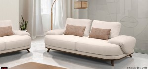 Καμπύλη και μπράτσο καναπέ Symmetry σε μπουκλέ αδιάβροχο αλέκιαστο ύφασμα μπεζ με καφε ξύλο, μαλακή αίσθηση, ελληνική κατασκευή και σκελετό από μασίφ ξύλο οξιάς.