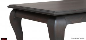 Κοντινό σε ποδαράκι και καπάκι κλασσικού τραπεζιού