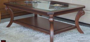 Κλασικό τραπεζάκι σαλονιού με ράφι στο κάτω μέρος και βιτρινάκι