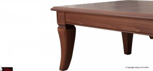 Ψηλό ποδαράκι κλασσικού τραπεζιού Πρότυπο Κοντινό σε ψηλό σκαλιστό πόδι κλασσικού τραπεζιού σαλονιού