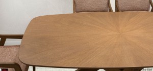 Λεπτομέρεια επιφάνειας τραπεζιού Symmetry με ιδιαίτερο σχέδιο καπλαμά δρυς και καρυδι χρωμα