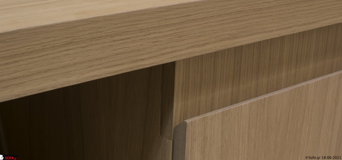 Έπιπλο tv σε σκούρο καφέ χρώμα, με δύο ράφια και δύο μεγάλα ντουλάπια