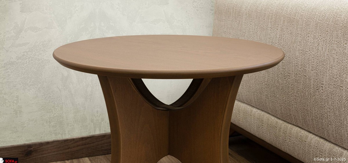 Χειροποίητο βοηθητικό τραπεζάκι σαλονιού με στρογγυλή ξύλινη επιφάνεια και καμπυλωτά πόδια, δίπλα σε καναπέ