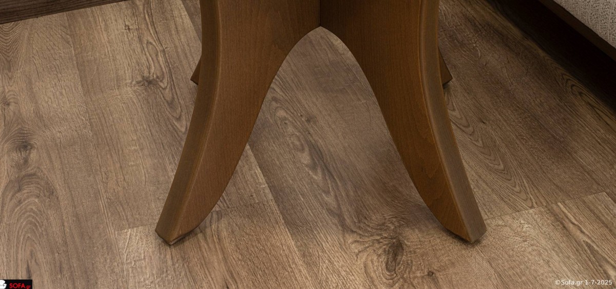 Χειροποίητο βοηθητικό τραπεζάκι σαλονιού με στρογγυλή ξύλινη επιφάνεια και καμπυλωτά πόδια, δίπλα σε καναπέ