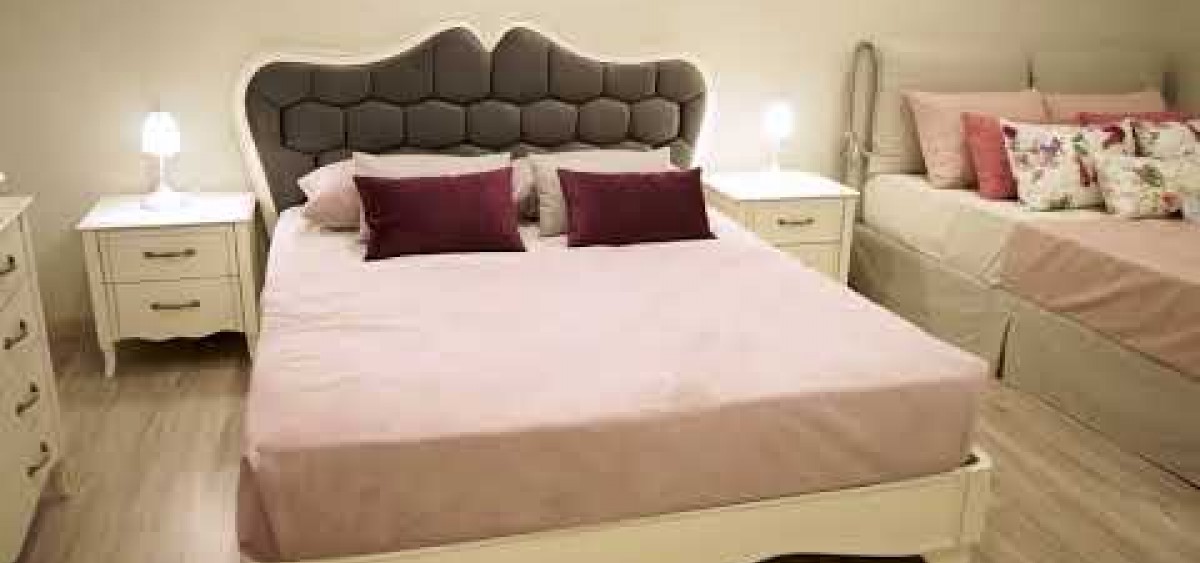 νεοκλασσική κρεβατοκαμαρα σετ, λευκη πατινα και γκρι κεφαλάρι