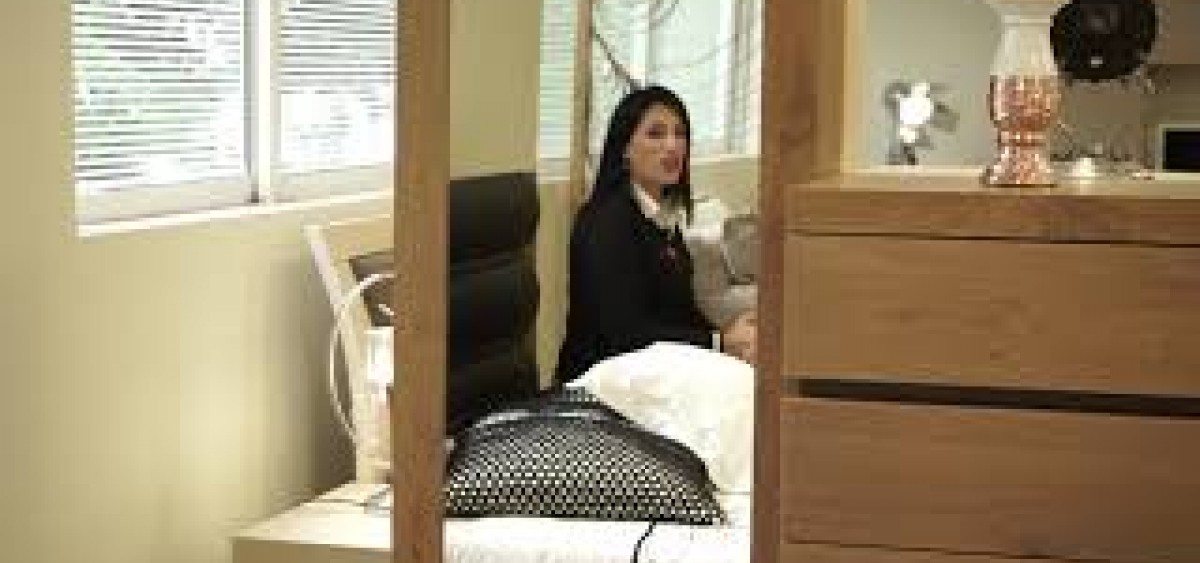 Μοντέρνα κρεβατοκάμαρα με τεχνόδερμα Κρεβατοκάμαρα με τεχνόδερμα στην πλάτη απο Ρουστικ δρυς