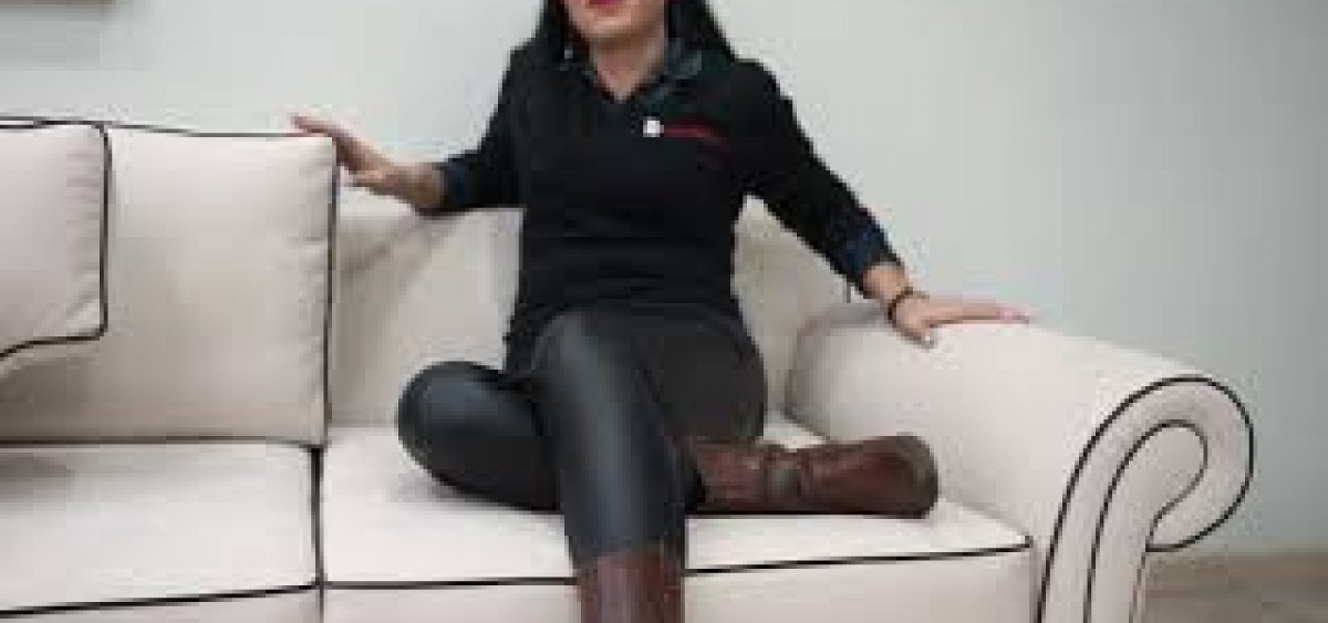 Τριθέσιος κλασσικός καναπές Πρότυπο κλασικός καναπές με στρογγυλά μπράτσα σε μπεζ απόχρωση και σκούρο φιλέτο για λεπτομέρεια