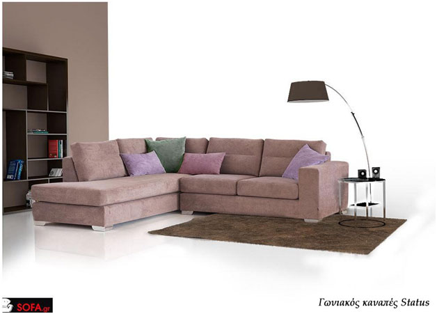 Καφέ γωνιακός καναπές με μωβ μαξιλάρια