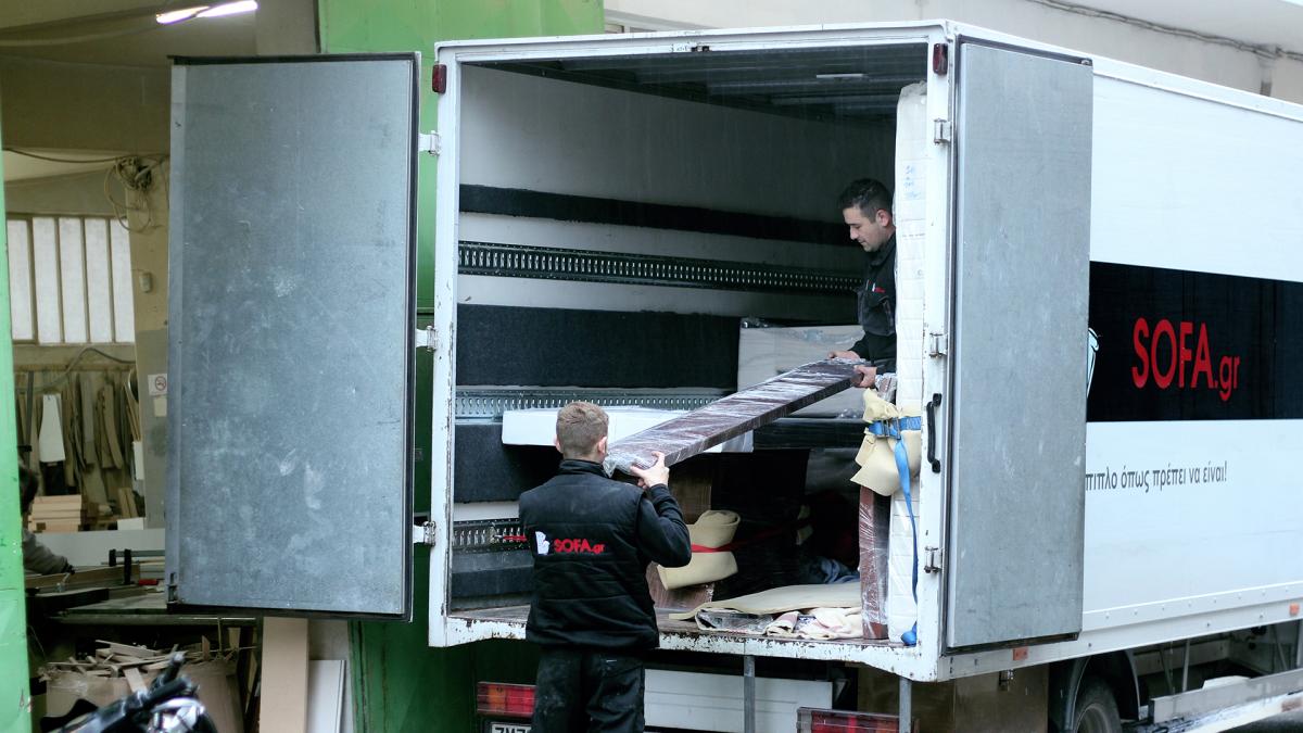 Φόρτωση επίπλων στο φορτηγό sofa.gr για διανομή